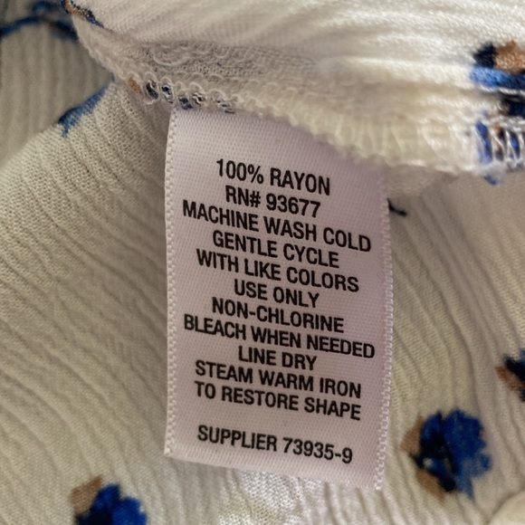 Liz Claiborne Blue and White Floral Cap Sleeve Blouse - Picture 4 of 5